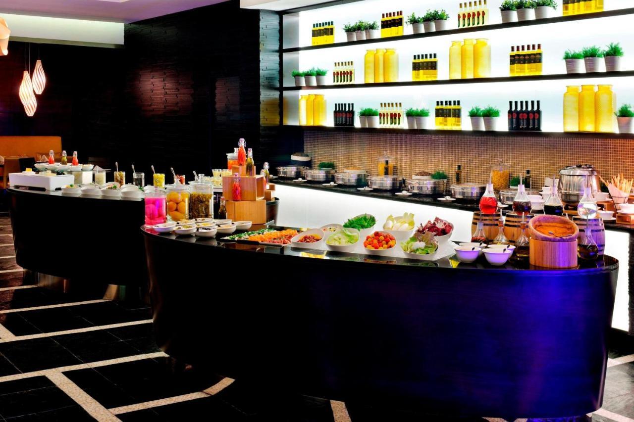 Marriott Executive Apartments Al Jaddaf, Dubai Buitenkant foto A buffet at a hotel